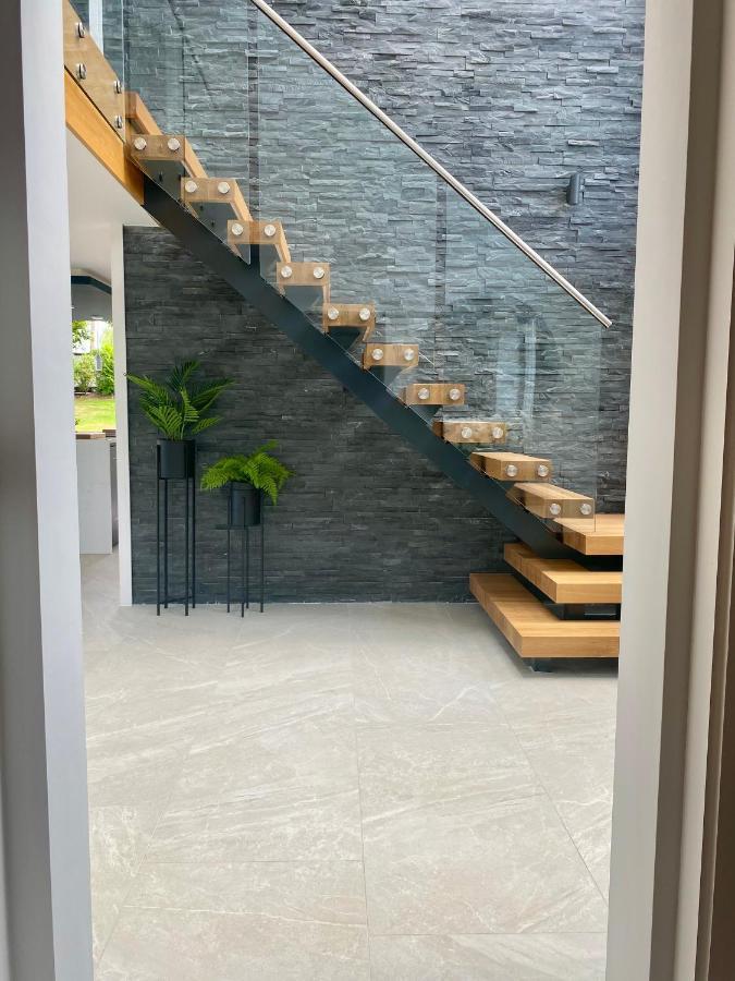 Stunning Modern Home Set In Beautiful Grounds. 巴斯 外观 照片