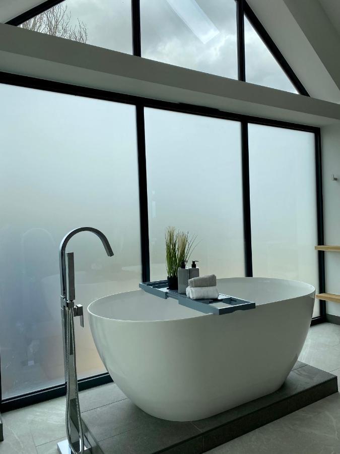 Stunning Modern Home Set In Beautiful Grounds. 巴斯 外观 照片