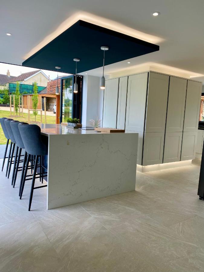Stunning Modern Home Set In Beautiful Grounds. 巴斯 外观 照片